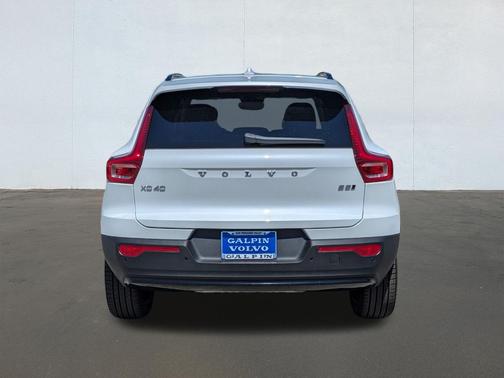 Crystal White 2026 Volvo XC40 B5 Ultra Dark