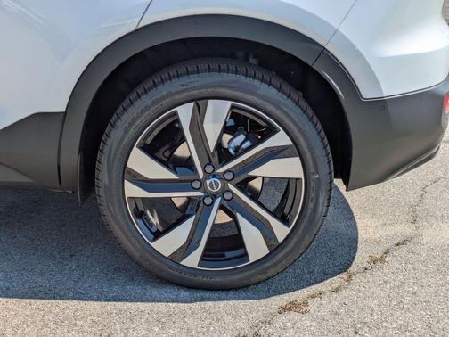 Crystal White 2026 Volvo XC40 B5 Ultra Dark