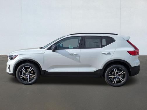 Crystal White 2026 Volvo XC40 B5 Core Dark