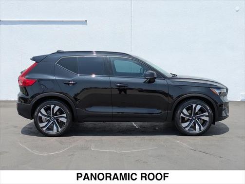 2024 Volvo XC40 B5 Ultimate Dark Theme
