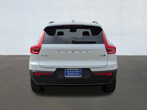 2026 Volvo XC40 B5 Ultra