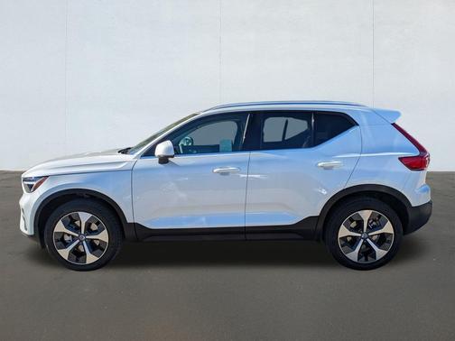 2025 Volvo XC40 B5 Core Bright Theme