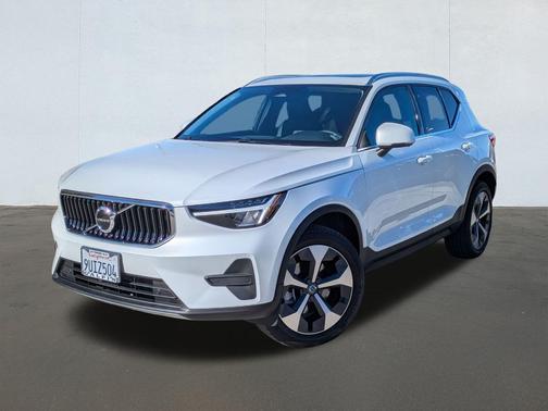 2025 Volvo XC40 B5 Core Bright Theme