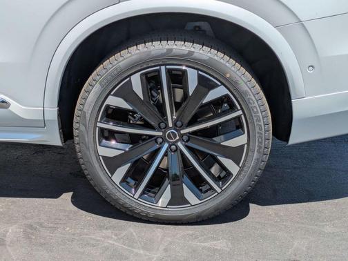 2025 Volvo XC90 B6 Plus 7-Seater