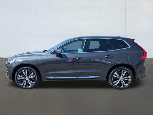 2023 Volvo XC60 Recharge Plug-In Hybrid T8 Plus Bright Theme