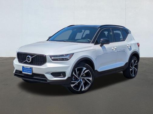 Crystal White Metallic 2021 Volvo XC40 T5 R-Design