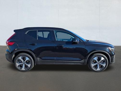 2024 Volvo XC40 B5 Core Dark Theme