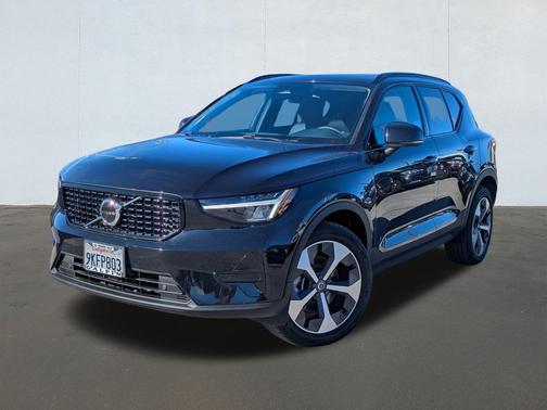 2024 Volvo XC40 B5 Core Dark Theme