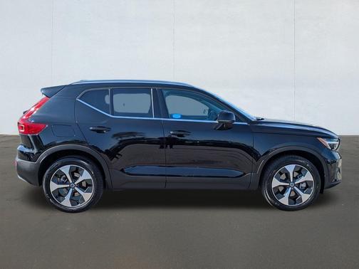 2025 Volvo XC40 B5 Core Bright Theme