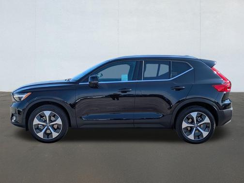 2025 Volvo XC40 B5 Core Bright Theme