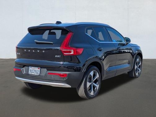 2025 Volvo XC40 B5 Core Bright Theme