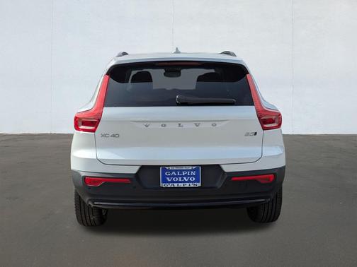 2026 Volvo XC40 B5 Plus