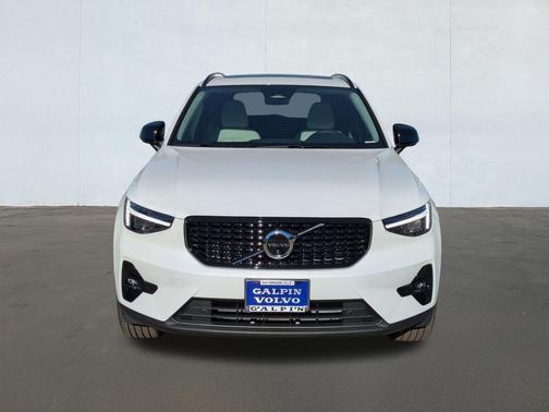 2026 Volvo XC40 B4 Plus