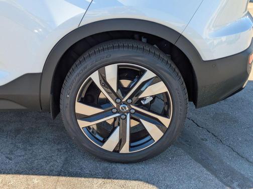 2026 Volvo XC40 B4 Plus