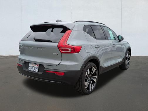 2025 Volvo XC40 B5 Ultra Dark Theme