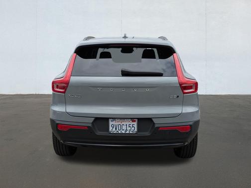 2025 Volvo XC40 B5 Ultra Dark Theme