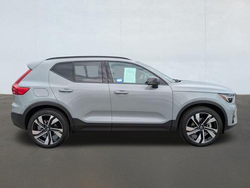 2025 Volvo XC40 B5 Ultra Dark Theme