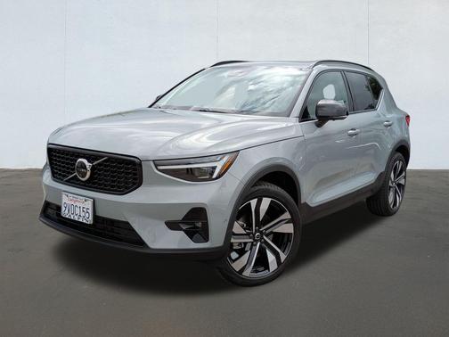 2025 Volvo XC40 B5 Ultra Dark Theme