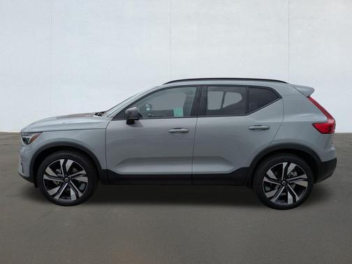 2025 Volvo XC40 B5 Ultra Dark Theme