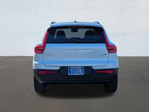 2026 Volvo XC40 B5 Ultra Dark