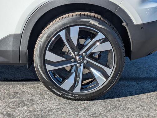 2026 Volvo XC40 B5 Ultra Dark