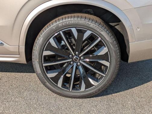 2025 Volvo XC90 B6 Plus 7-Seater