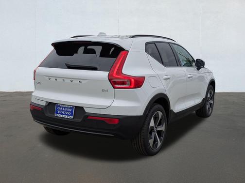 2026 Volvo XC40 B4 Plus Dark