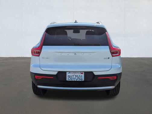 2025 Volvo XC40 B5 Plus Bright Theme