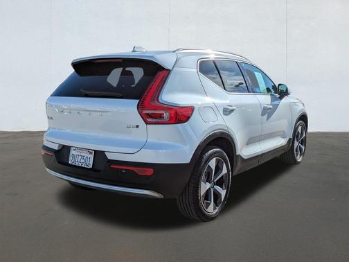 2025 Volvo XC40 B5 Plus Bright Theme