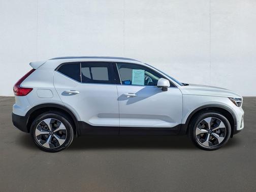 2025 Volvo XC40 B5 Plus Bright Theme