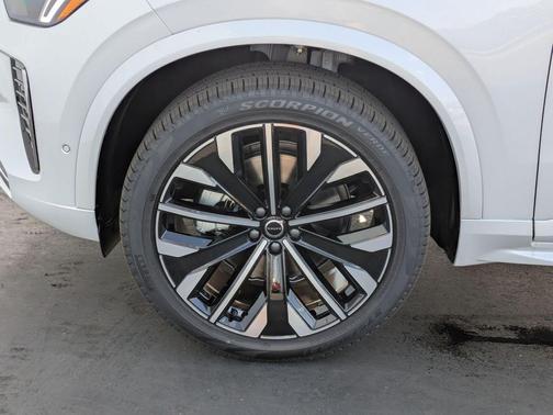 2025 Volvo XC90 B6 Plus 7-Seater