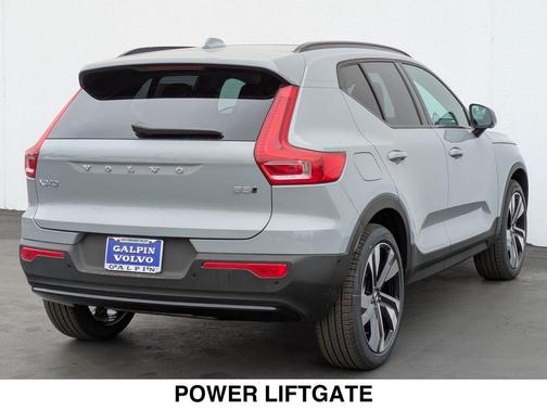 2025 Volvo XC40 B5 Ultra Dark Theme