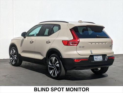 2025 Volvo XC40 B5 Plus Dark Theme