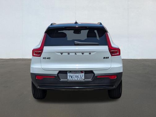 Crystal White 2026 Volvo XC40 Black Edition Ultra, B5 AWD Gas (mild hybrid)