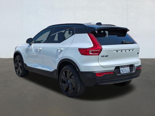Crystal White 2026 Volvo XC40 Black Edition Ultra, B5 AWD Gas (mild hybrid)