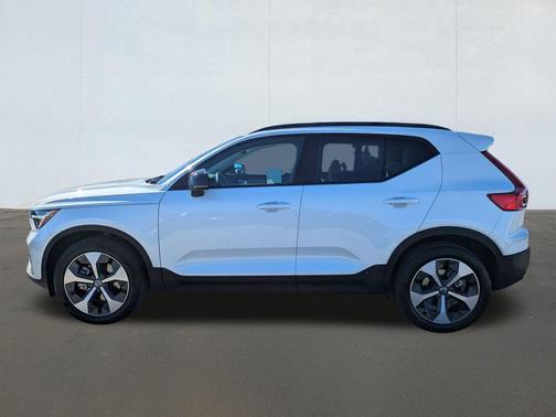 2025 Volvo XC40 B5 Plus Dark Theme