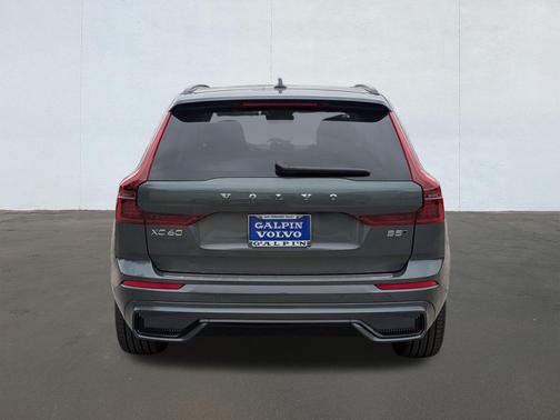 2026 Volvo XC60 B5 Ultra Dark