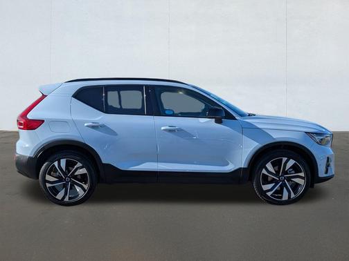 2025 Volvo XC40 B5 Ultra Dark Theme