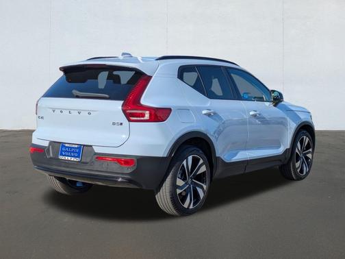 2025 Volvo XC40 B5 Ultra Dark Theme