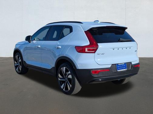 2025 Volvo XC40 B5 Ultra Dark Theme