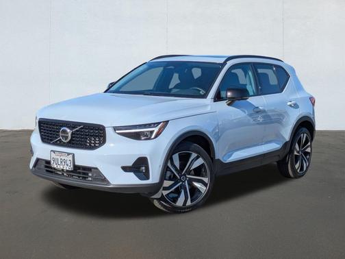 2025 Volvo XC40 B5 Ultra Dark Theme