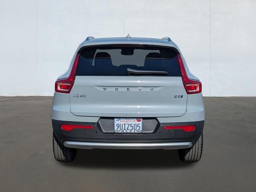 2025 Volvo XC40 B5 Core Bright Theme