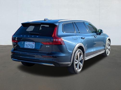 2024 Volvo V60 Cross Country B5 Plus