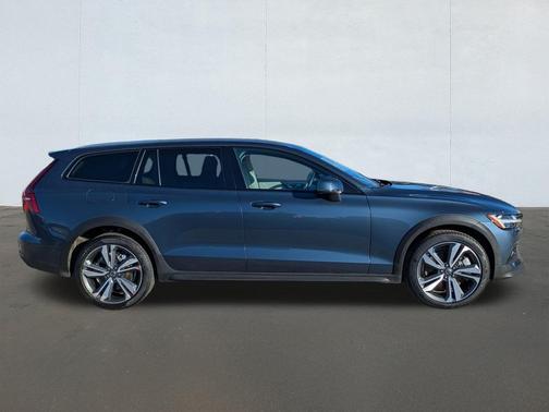 2024 Volvo V60 Cross Country B5 Plus