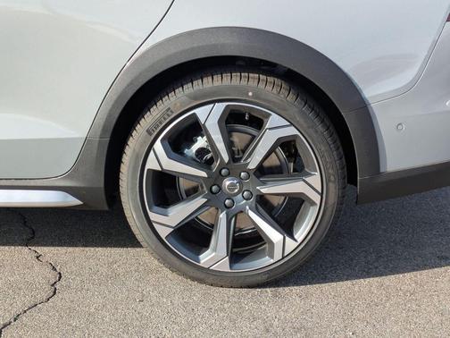 2026 Volvo V60 Cross Country B5 Ultra Bright