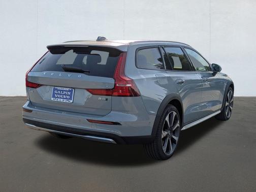 2026 Volvo V60 Cross Country B5 Ultra Bright