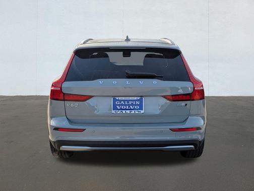 2026 Volvo V60 Cross Country B5 Ultra Bright