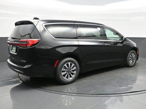 2025 Chrysler Pacifica Hybrid Select