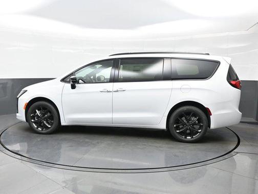 Bright White Clearcoat 2027 Chrysler Pacifica Limited