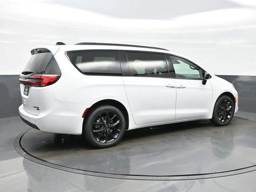 Bright White Clearcoat 2027 Chrysler Pacifica Limited